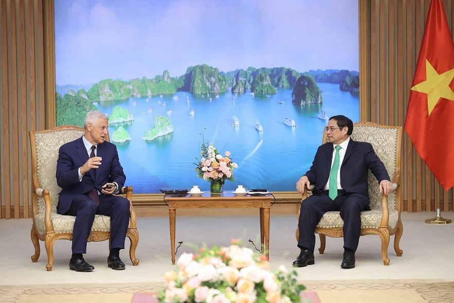 Prime Minister Pham Minh Chinh receives Mr. Bill Winters, Global General Director of Standard Chartered Bank. Photo: VNA