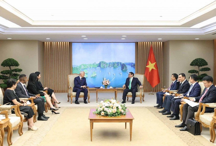 Prime Minister Pham Minh Chinh suggested that in the coming time, Standard Chartered Bank should strengthen its support for Vietnam in the process of digital transformation, green transformation, energy transformation towards sustainability and adaptation to climate change. (Source: VNA)