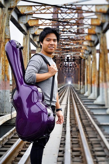 Skilled Vietnamese-born Guitarist Attempts to Bring Homeland Folk Music to US Audiences