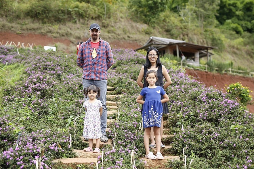 Vietnamese wife and Canadian husband take their children to travel through 30 countries