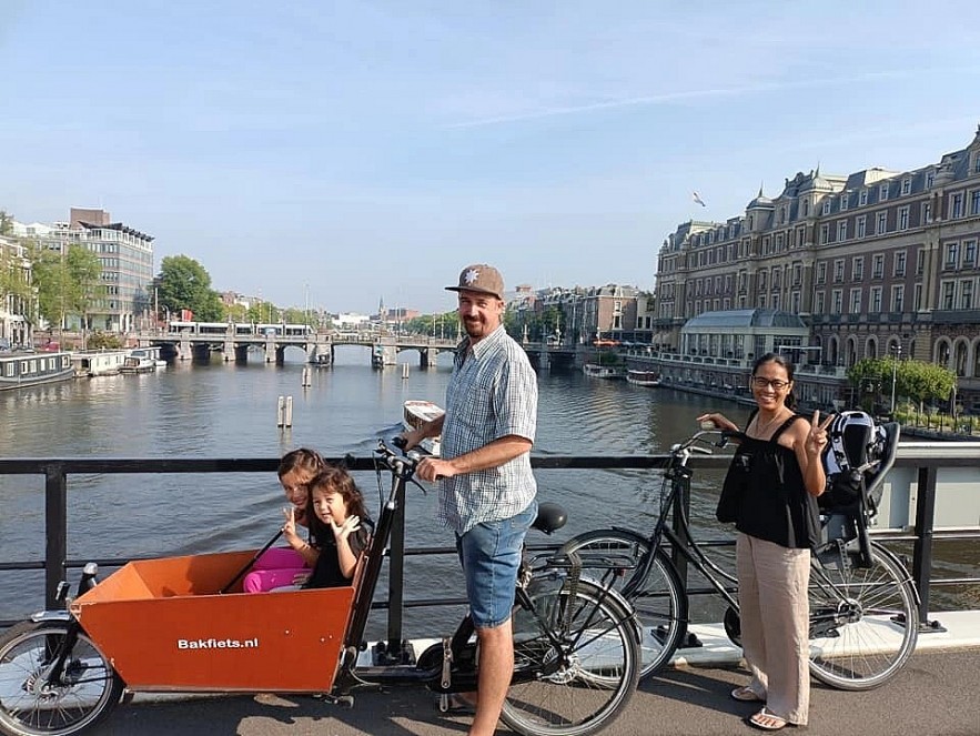 Vietnamese wife and Canadian husband take their children to travel through 30 countries