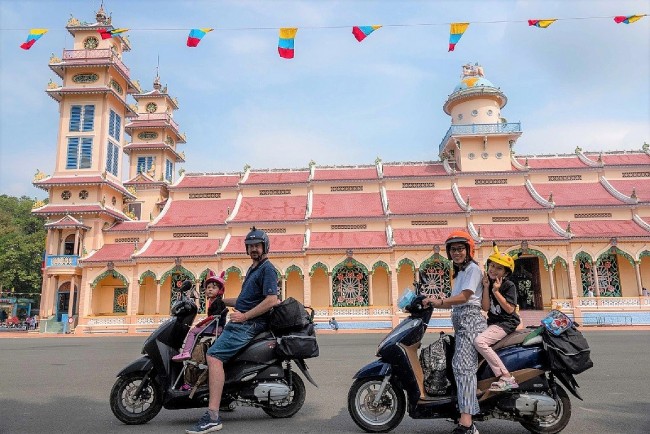 Vietnamese-Canadian Couple & their Children Travel Across Vietnam