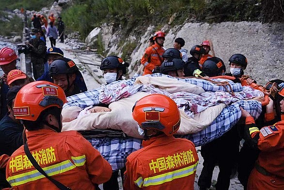 Chinese rescuers carry an injured civilian who was found after the September 5 earthquake - Photo: AFP