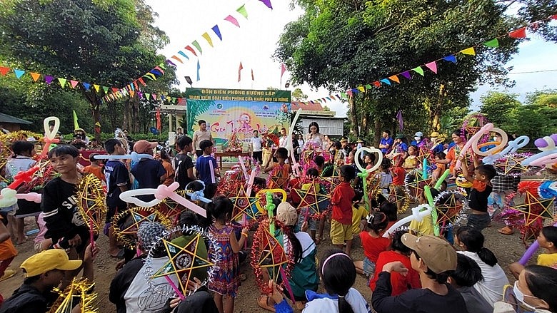  This is the first time children from Avia village (Laos) have participated in the Mid-Autumn Festival in Vietnam. The children are very happy to meet many friends in Vietnam.