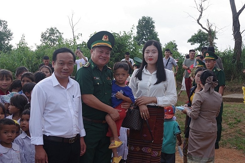 Quang Tri Border Guard welcomes children from Avia Lao Primary School to celebrate the Mid-Autumn Festival. 