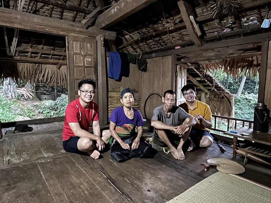 Visiting and enjoying green tea at the 60-year-old Thai house on stilts (black) in Leo village. Photo: Tuoi Tre