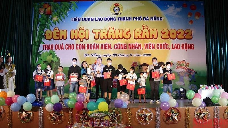 Gifts presented to children of disadvantaged trade union members and workers in Da Nang City as part of a programme held on September 9. Photo: NDO