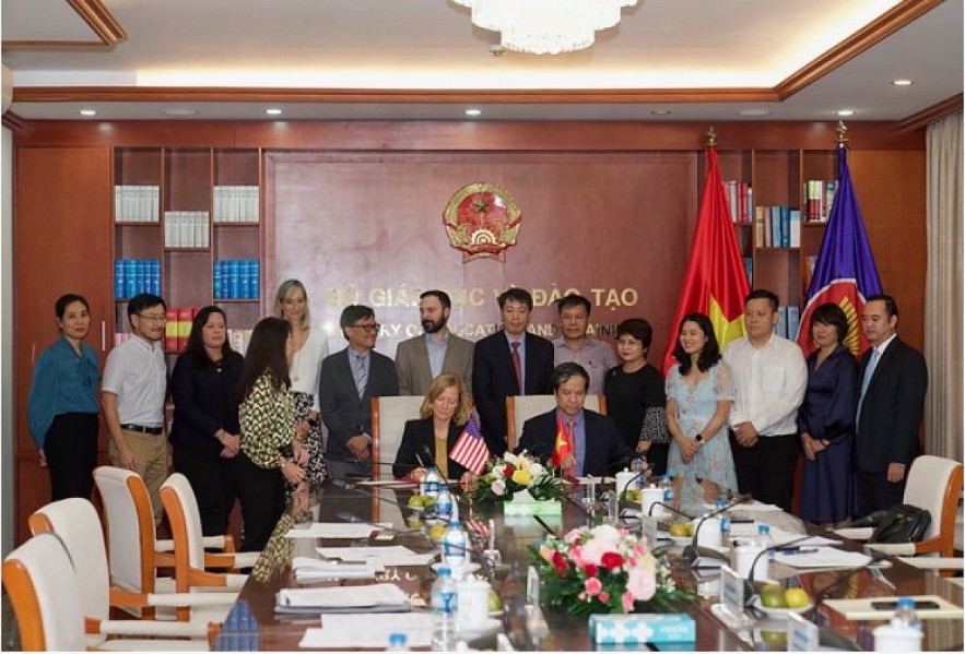 The US Agency for International Development (USAID) sign its first-ever Memorandum of Understanding (MOU) with the Ministry of Education and Training (MoET) to improve the quality of Vietnamese higher education. Photo: VOV