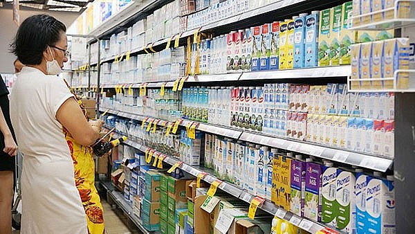 Dairy products on shelves at a supermarket. Dairy producers are expected to post positive performances during the rest of 2022. Photo: sggp.org.vn
