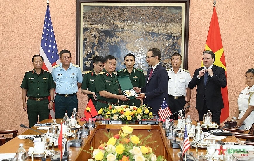 Senior Lieutenant General Hoang Xuan Chien presents a souvenir to Dr. Ely Ratner, US assistant secretary of defense. Photo: People's Army.