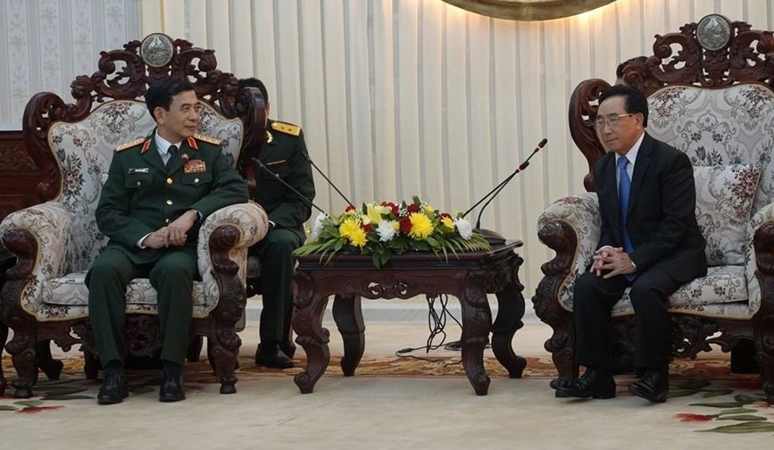 Lao Prime Minister Phankham Viphavanh (R) receives Vietnamese Defence Minister Gen. Phan Van Giang in Vientiane on September 13. Photo: PANO