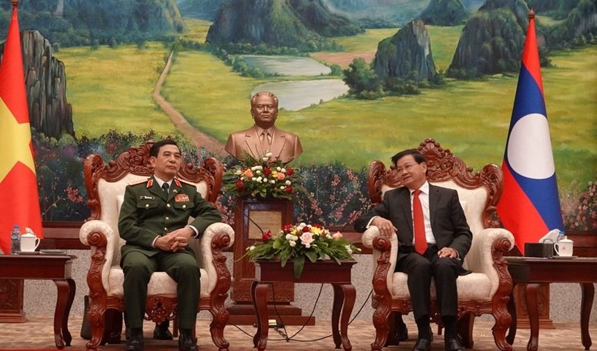 General Secretary of the Lao People’s Revolutionary Party and President of Laos Thongloun Sisoulith (R) and Minister of National Defence Gen. Phan Van Giang meet in Vientiane on September 13. Photo: PANO