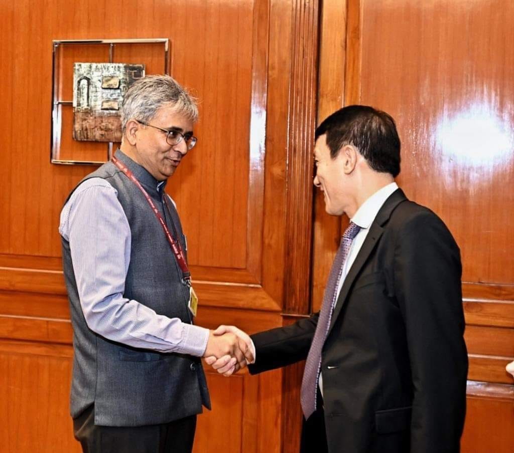 Secretary (East) in the Indian Ministry of External Affairs Saurabh Kumar meets Deputy Minister of Public Security Sr. Lt Gen. Luong Tam Quang of Vietnam, who is in Delhi to attend second Vietnam-India security dialogue. Source: Indian Ministry of External Affairs