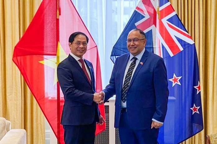 Speaker of New Zealand’s House of Representatives Adrian Rurawhe (R) and Vietnamese Foreign Minister Bui Thanh Son. Photo: VNA