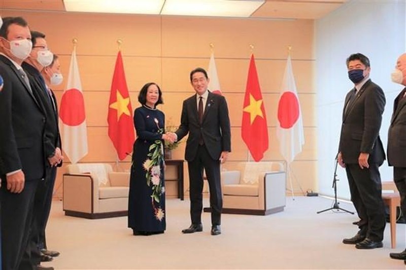 Politburo member, Secretary of the Communist Party of Vietnam Central Committee and Chairwoman of its Organisation Commission Truong Thi Mai (L) meets with President of the Liberal Democratic Party of Japan (LDP) and PM Kishida Fumio. Photo: VNA