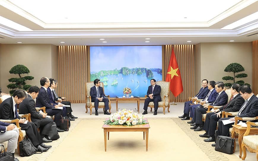 PM Pham Minh Chinh (right) and JBIC Governor Hayashi Nobumitsu at the reception. Photo: VNA