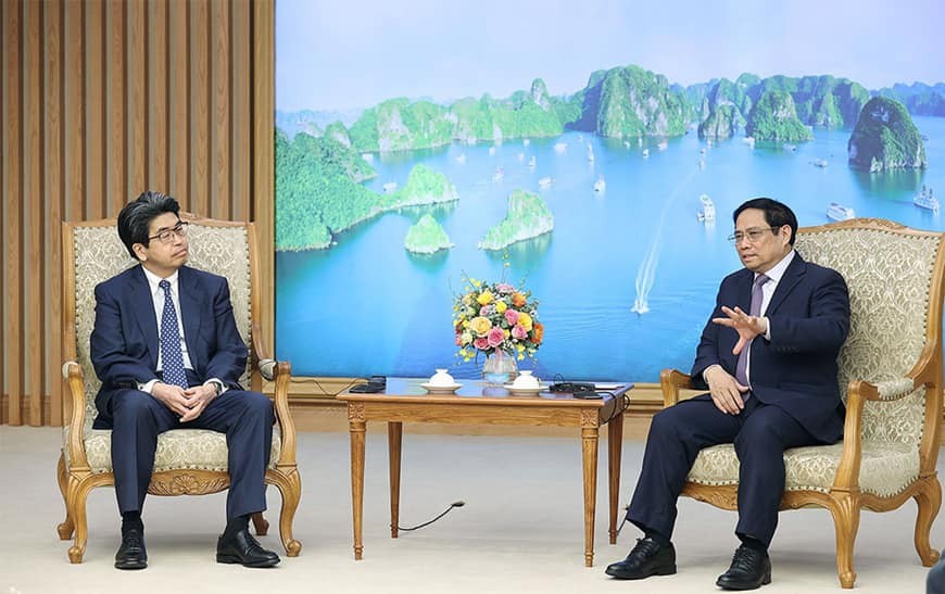 PM Pham Minh Chinh (R) and JBIC Governor Hayashi Nobumitsu. Photo: VNA