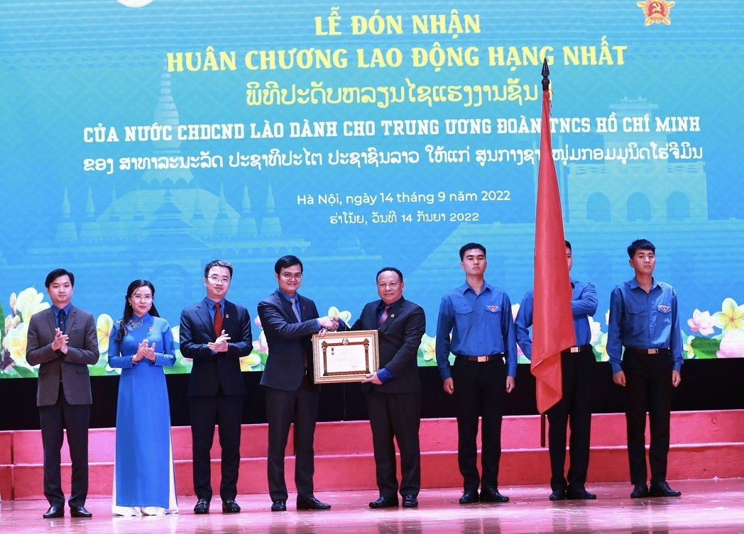 The HCYU Central Committee was bestowed with the first-class Labour Order of Laos. Source: Thanh Nien (Youth) Newspaper