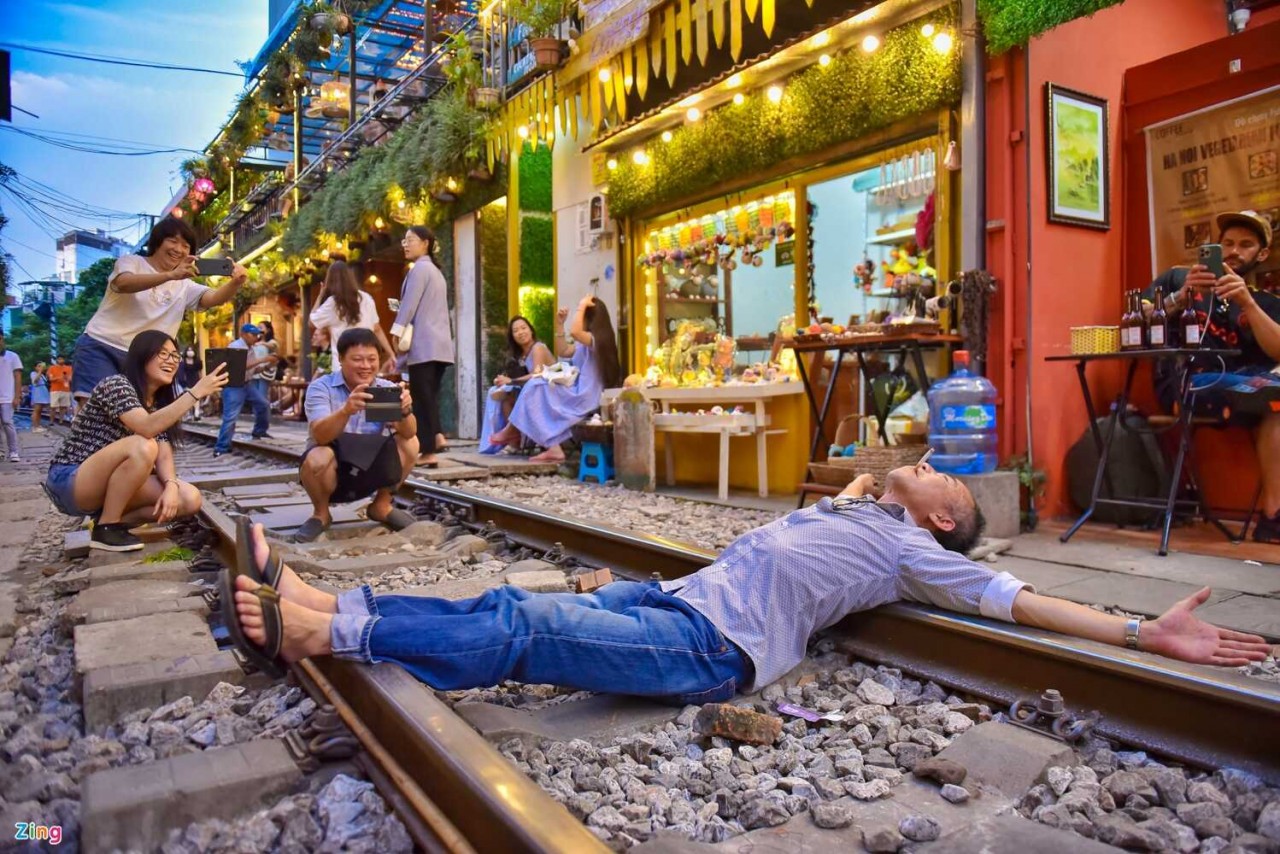 Tourists dangerously pose on the track for check-in pictures. Photo: Zing news 