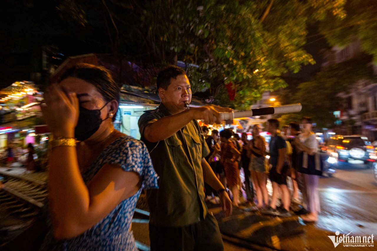 At 7pm, at the entrances, the police officers set up barricades to prevent visitors from entering the train street. Photo: Vietnamnet 