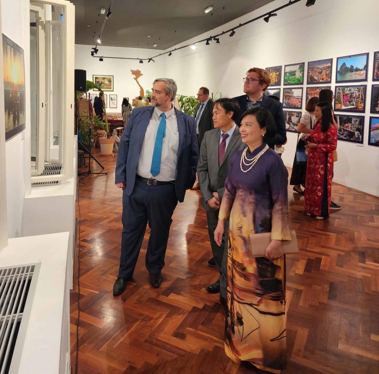 Ambassador Nguyen Thi Bich Thao and delegates at the opening ceremony of Vietnam Culture Week 2022 in Hungary. Source: baoquocte.vn