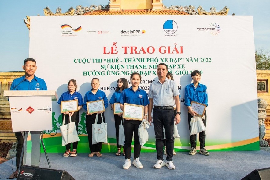 An award ceremony of the 'Hue-City of Bicycles' competition is held in response to World Cycling Day. Photo: congthuong.vn