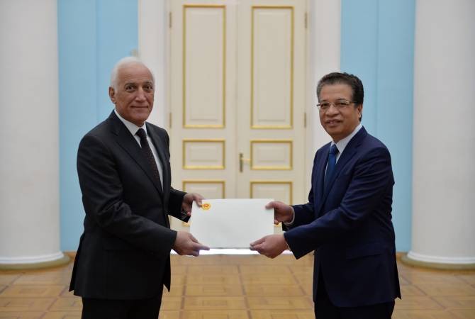 The new Ambassador of Vietnam presents credentials to Armenian President. Source: armenpress.am