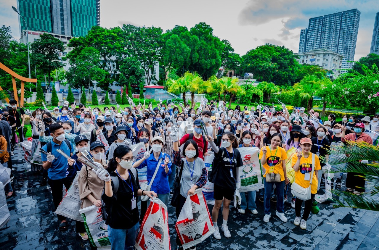 Vietnamese Youth Join World Cleanup Day 2022