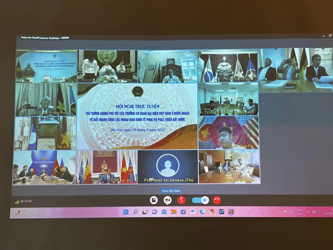 The teleconference, the first of its kind, was linked with cities and provinces nationwide, and 94 Vietnamese embassies and representative agencies abroad. 
