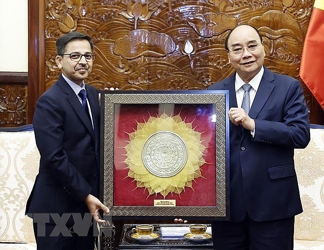 President Nguyen Xuan Phuc (R) presents a gift to outgoing Indian Ambassador to a Vietnam Pranay Verma, Hanoi, September 20, 2022. (Photo: VNA)