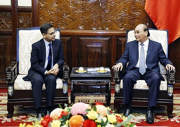 President Nguyen Xuan Phuc (R) and Indian Ambassador Pranay Verma at the meeting in Hanoi on September 20 (Photo: VNA)