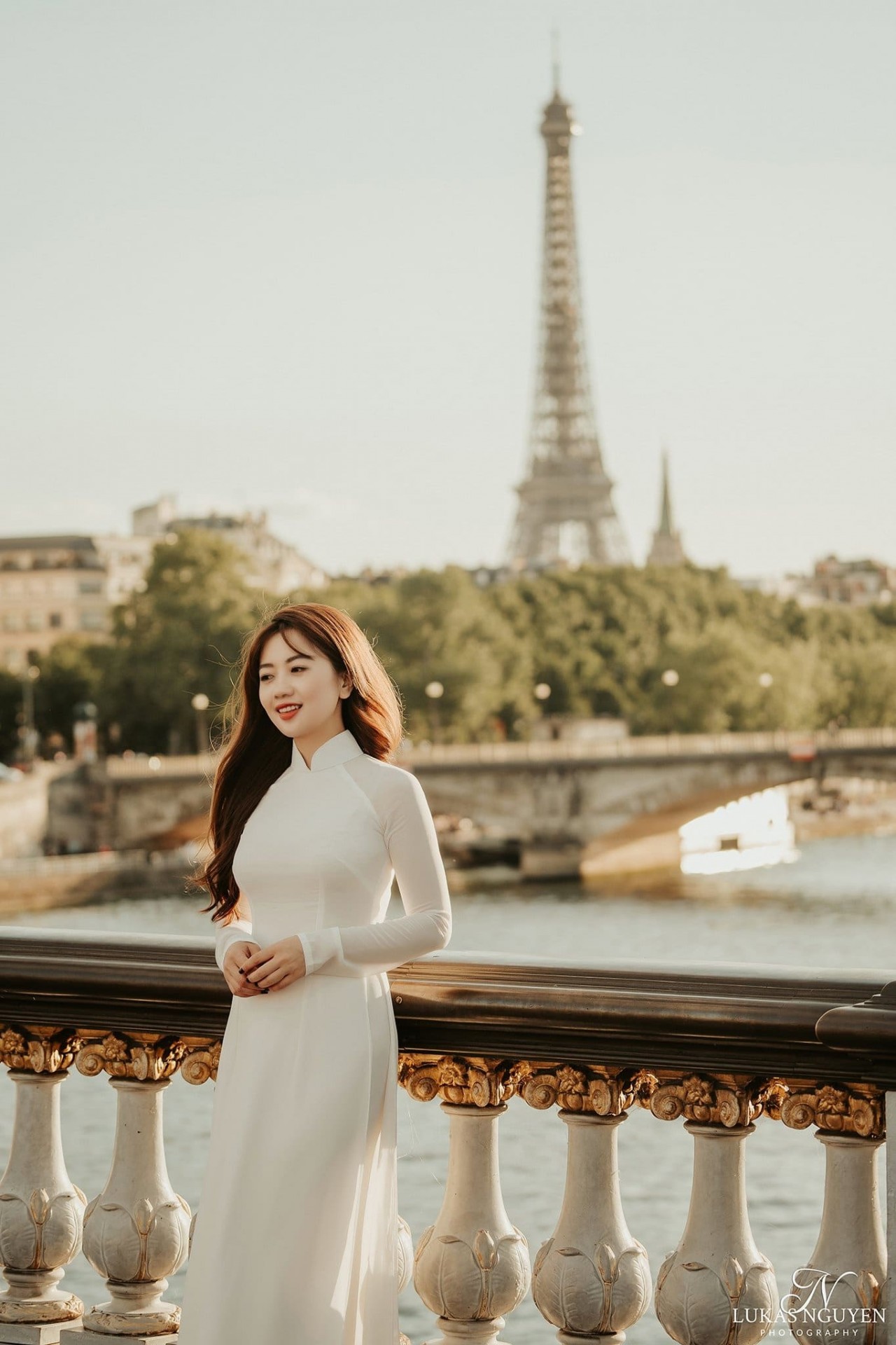 A Vietnamese woman walks by the Louis Vuitton shop in the French Photo  d'actualité - Getty Images