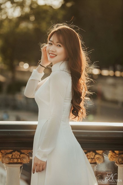 Posing under Parisian Sun: Vietnamese Ao Dai Model Impresses French Audiences