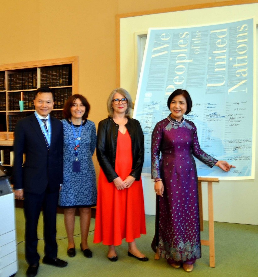 Ambassador Le Thi Tuyet Mai, Head of the Vietnamese Delegation to Geneva and staff in charge of the United Nations Library in Geneva, April 20, 2022. (Source: VNA)