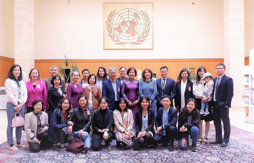 Ambassador Le Thi Tuyet Mai with Delegation officials and family members took souvenir photos after visiting the UN Library in Geneva, September 20, 2022.(Source: VNA)