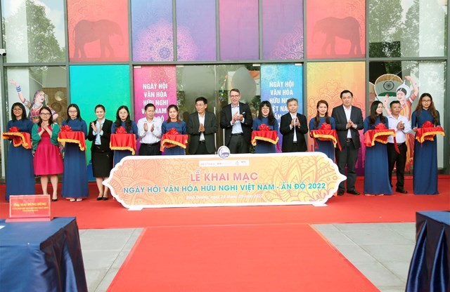 At the cutting ribbon ceremony. Source: daidoanket.vn