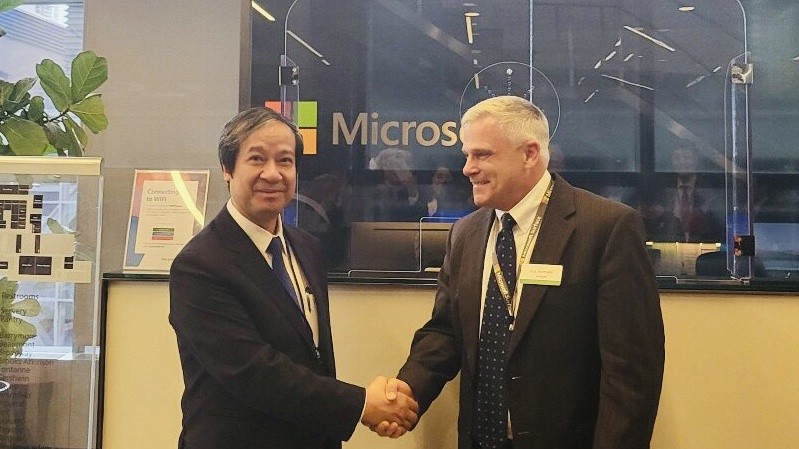 Minister of Education and Training Nguyen Kim Son (R) meets Vice President of education for Microsoft's Industry Solution Group Rick Herrmann. Photo: VNA