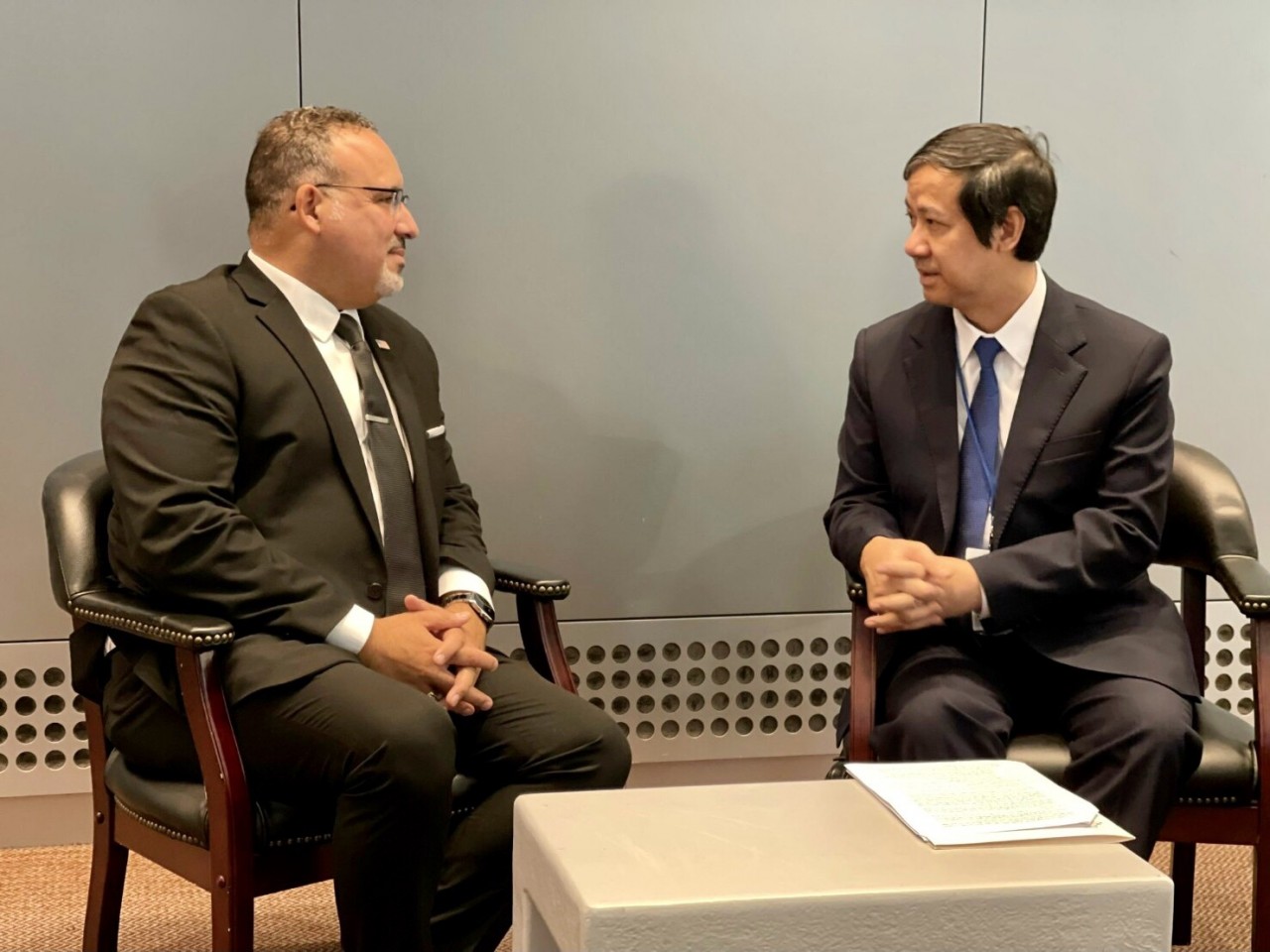 Minister of Education and Training Nguyen Kim Son (R) meets Secretary of Education Miguel Cardona. Photo: VNA