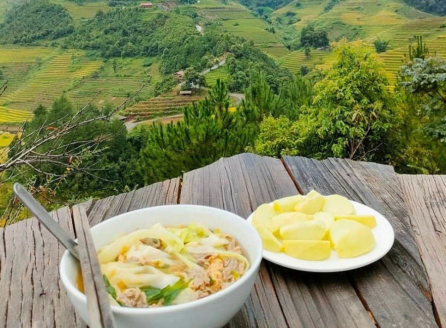 Instant Noodles and Amazing Views: A New Vietnamese Internet Trend