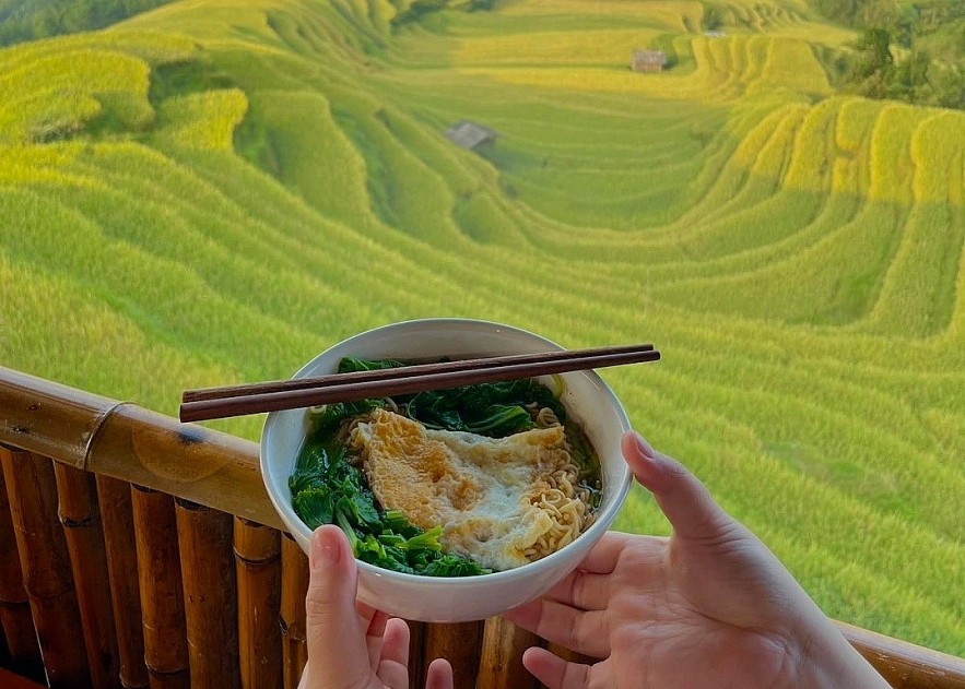 Instant Noodles and Amazing Views: A New Vietnamese Internet Trend