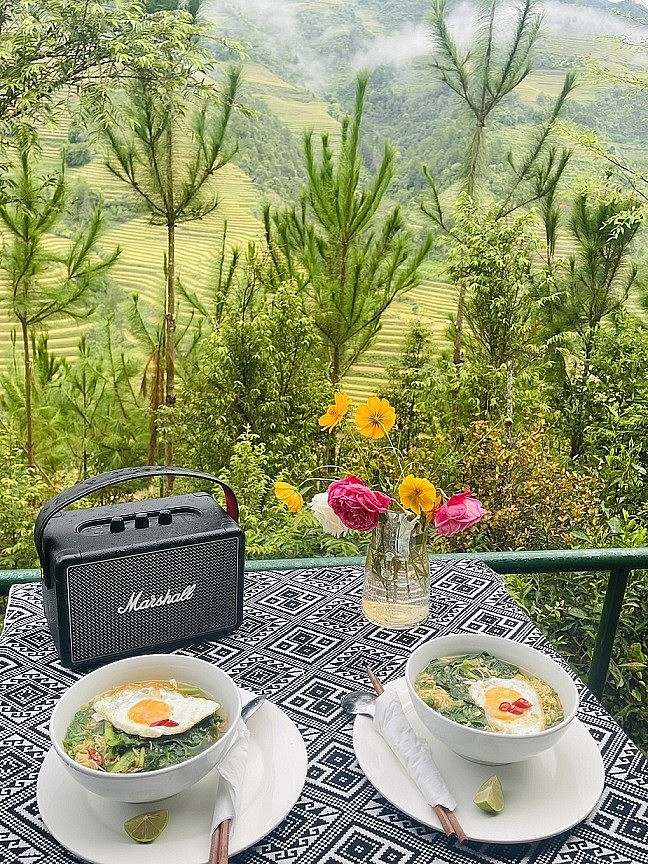 Instant Noodles and Amazing Views: A New Vietnamese Internet Trend