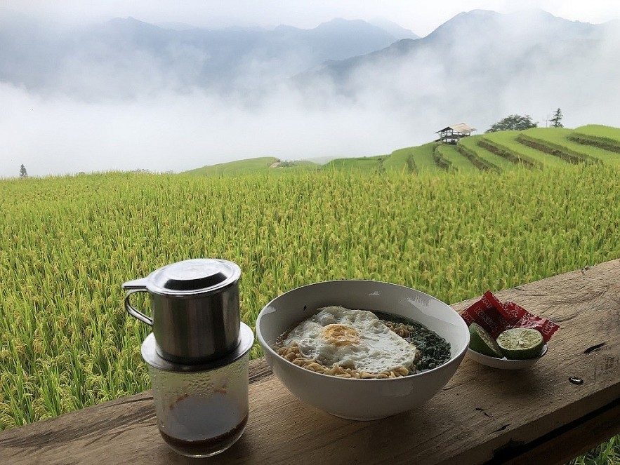 Instant Noodles and Amazing Views: A New Vietnamese Internet Trend