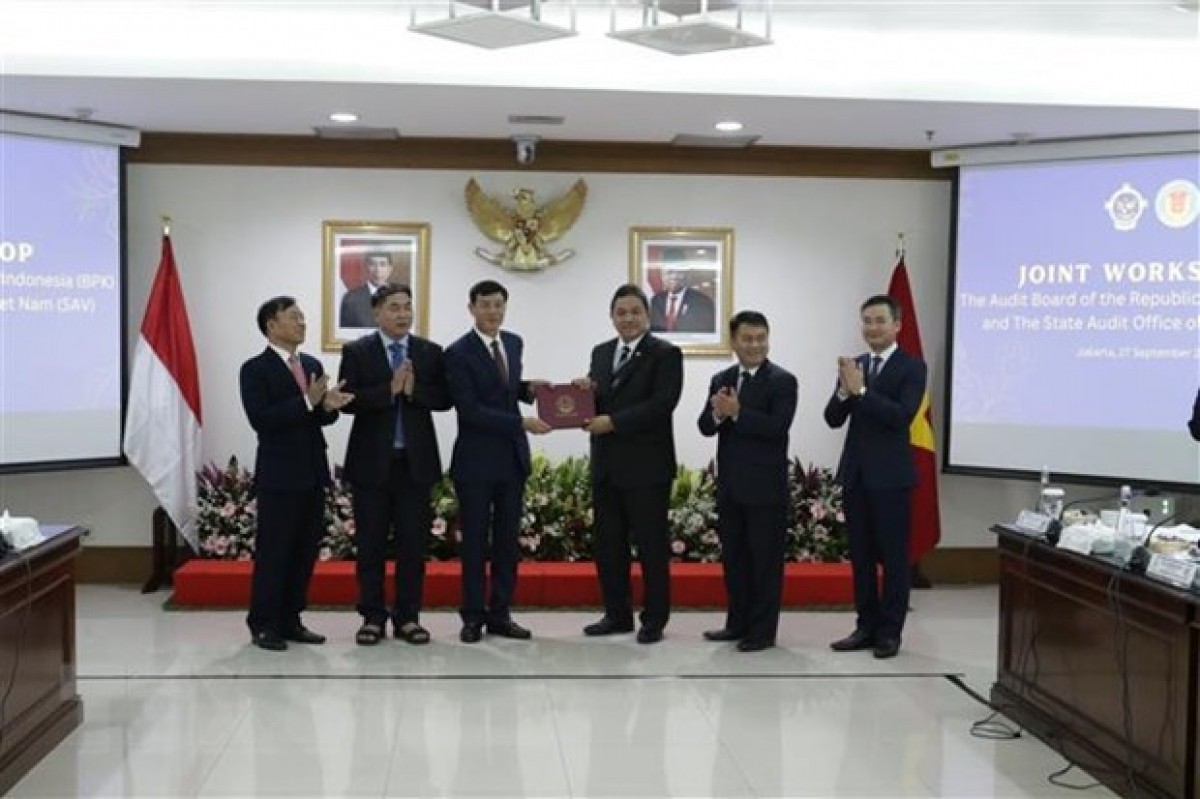 SAV Deputy Auditor General Doan Anh Tho (third from left) presents a gift to BPK. (Photo: VNA)