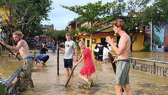 Foreign Tourists Clean Up Trash After the Storm in Hoi An
