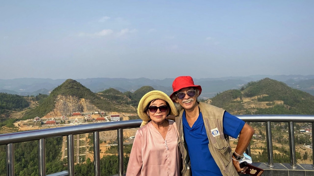 Cancer never stops Cuc from traveling with her beloved husband. Photo: Vietnamnet 