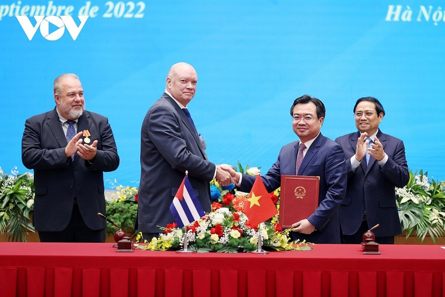 Vietnam and Cuba sign a plan to implement the 2023-2025 economic agenda between the two countries, in Hanoi on September 29. Photo: VOV