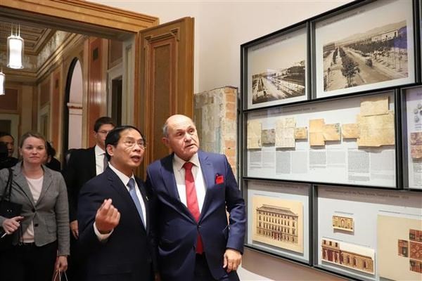 President of the Austrian National Council, Wolfgang Sobotka, introduces the Government building to Vietnamese FM. Photo: VNA