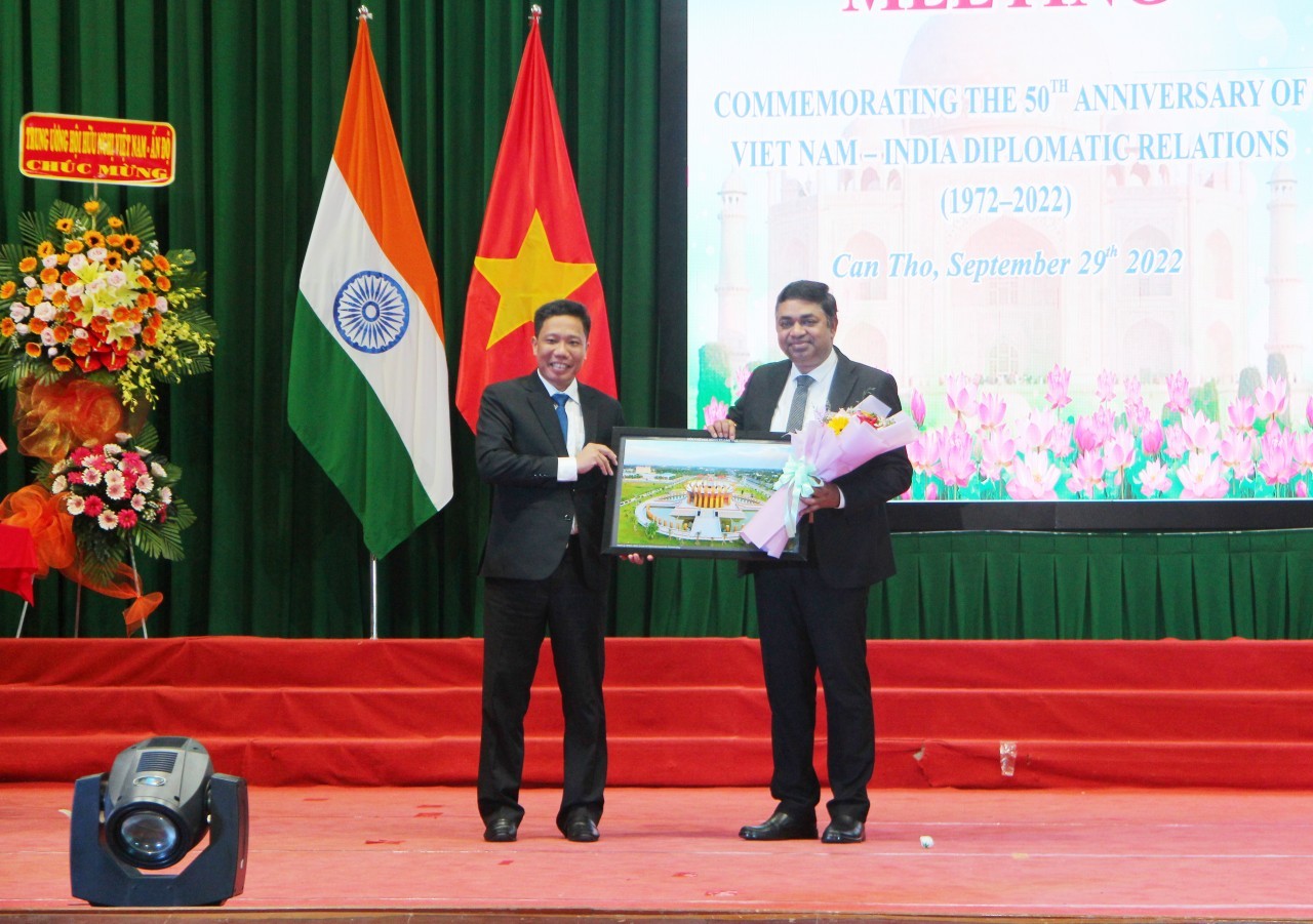 Vice Chairman of the municipal People’s Committee Nguyen Thuc Hien presents flower to Indian Consul General in Ho Chi Minh City Madan Mohan Sethi. Photo: VNT