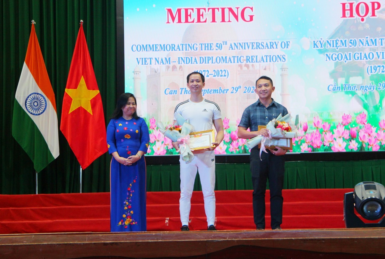Le Thi Thanh Giang, president of the Union of Friendship Organizations of Can Tho City, awards certificates of merit to collectives and individuals for their activities that contributed to the success of the International Yoga Day in Can Tho city. Photo: VNT