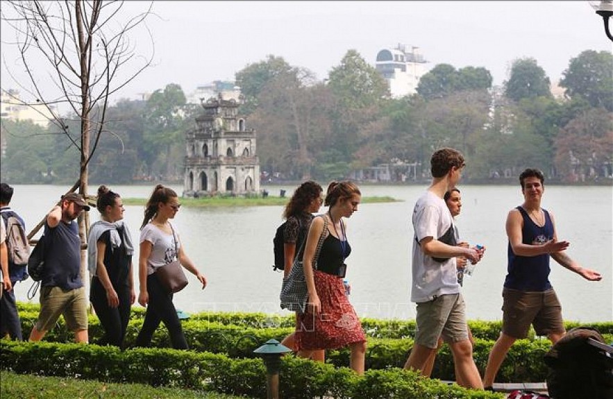Foreign tourists visit Hoan Kiem lake in Hanoi. Photo: VOV